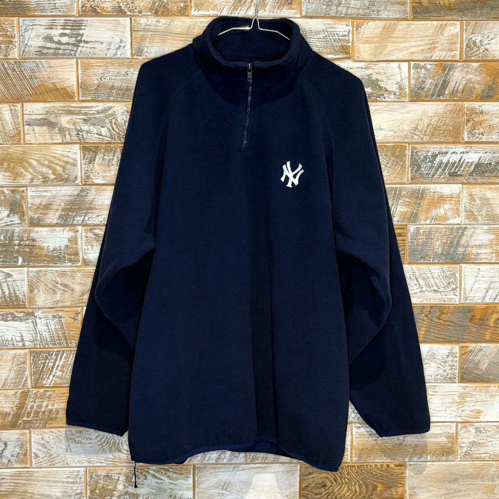 Men's Yankees Majestic Navy 1/4 Zip-Up Fleece with Yankees Embroidered Logo.